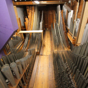 Das komplette Innere der Orgel wirkt viel aufgeräumter und sauberer. Sämtliche Pfeifenreihen lassen sich für Wartungsarbeiten gut erreichen.
